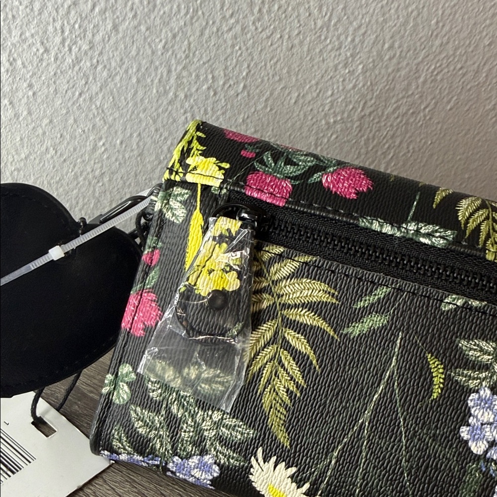 Steve Madden Bkrissy Black Floral Trifold Wristlet - Picture 12 of 14